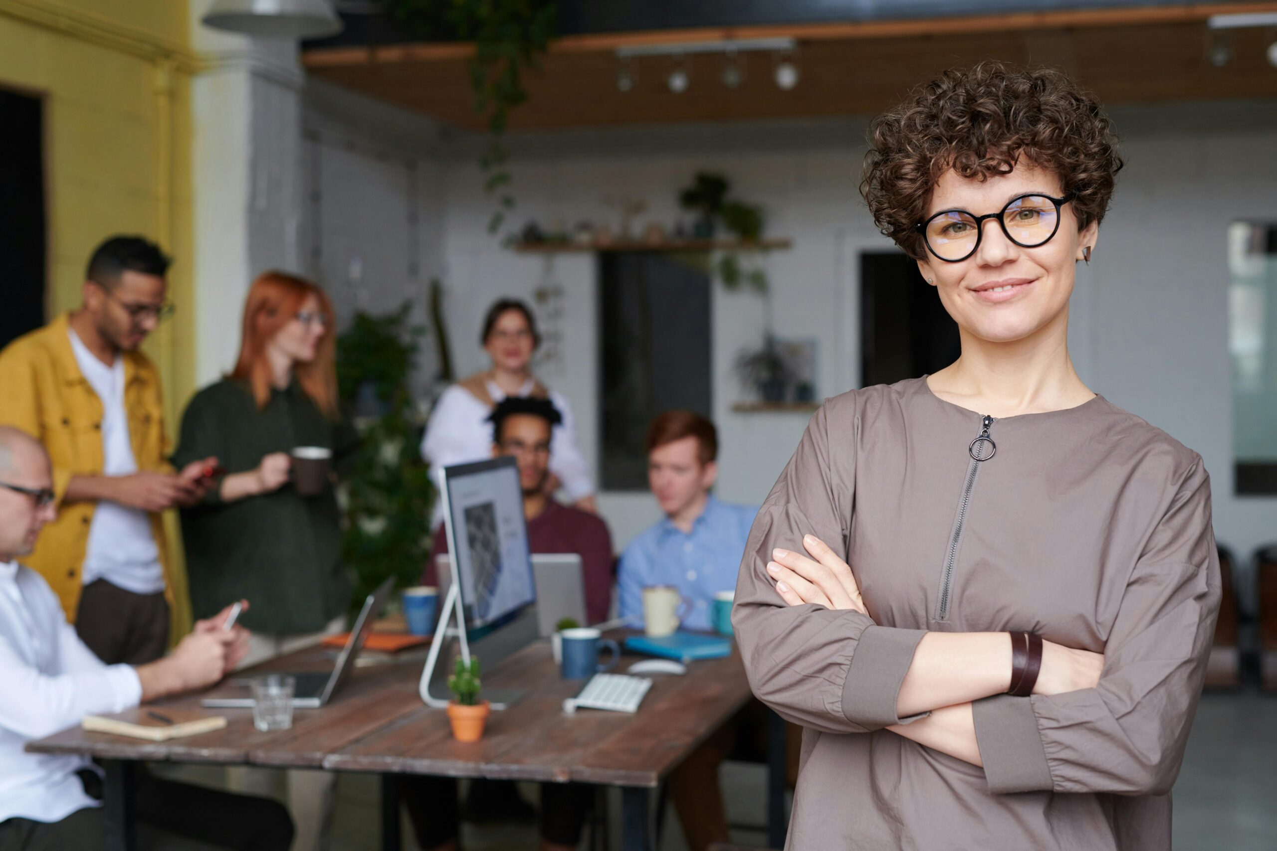Fot: Pexels/Fauxels Ein Frau mit ihren Kollegen bei einem Meeting