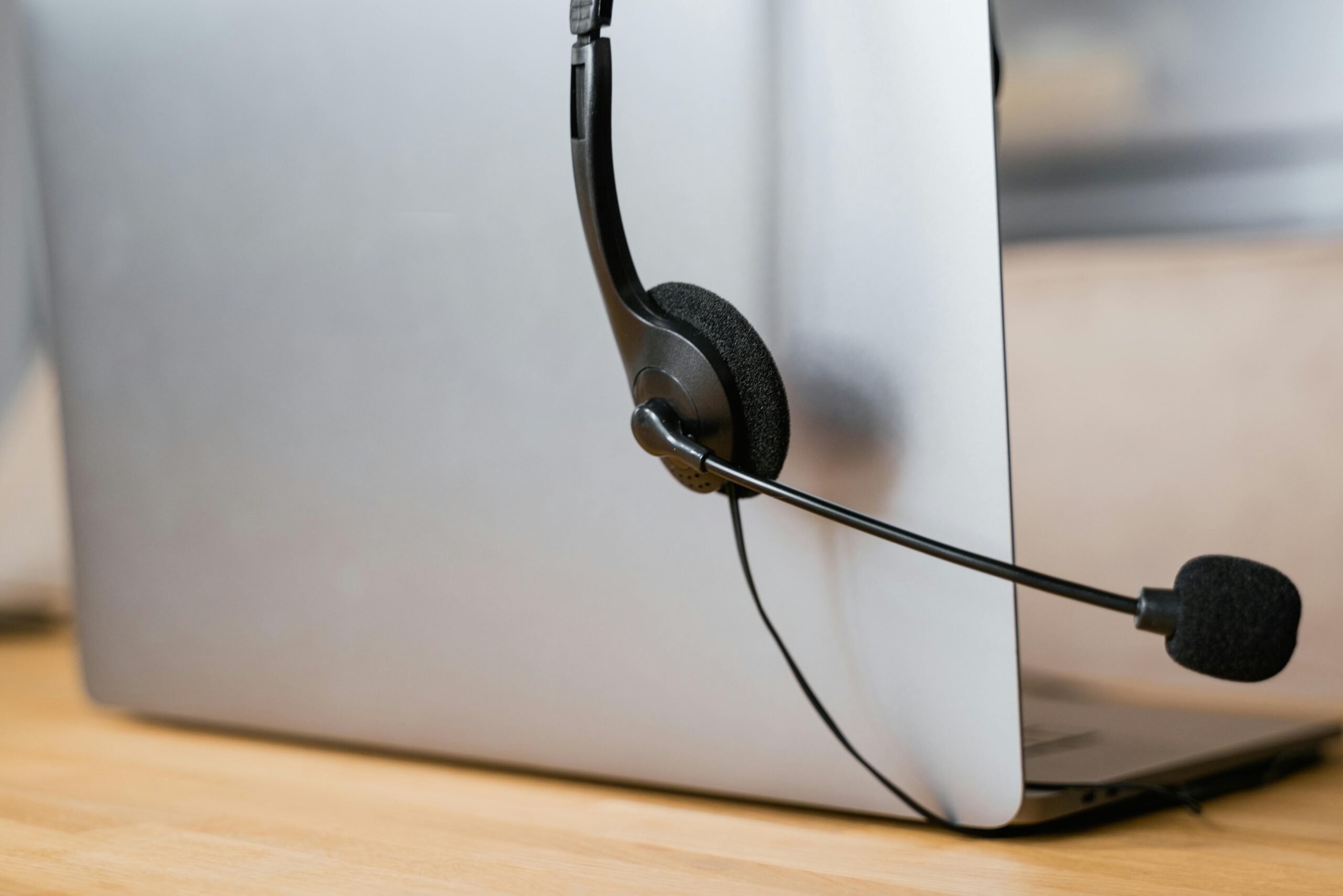 Foto: Pexels/Mart Production Ein Laptop mit Headset